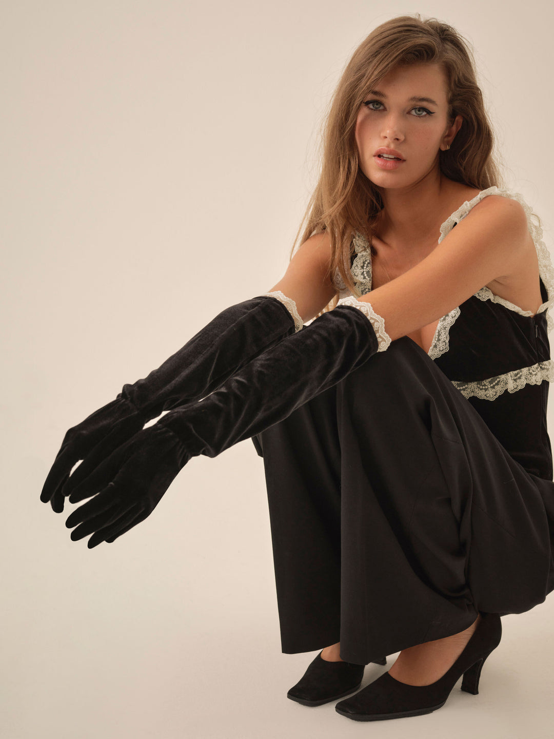 For Love and Lemons - La Vie En Bow Velvet Gloves - Black